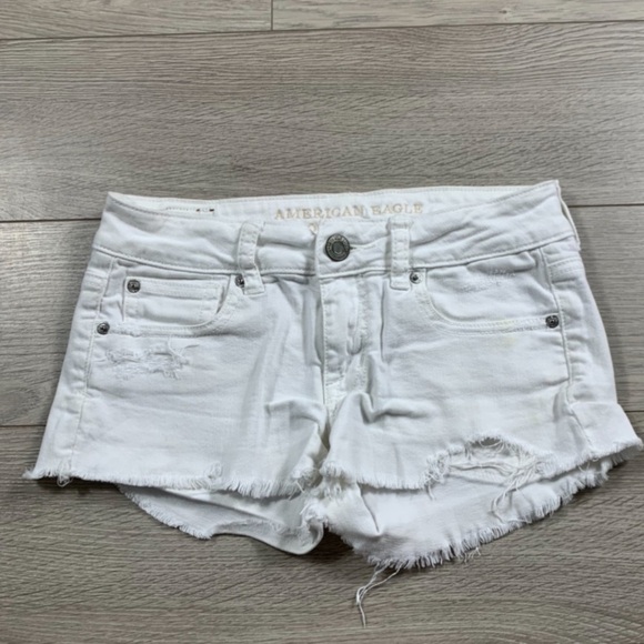 AEO Shortie White Raw Hem Jean Shorts - Picture 2 of 11